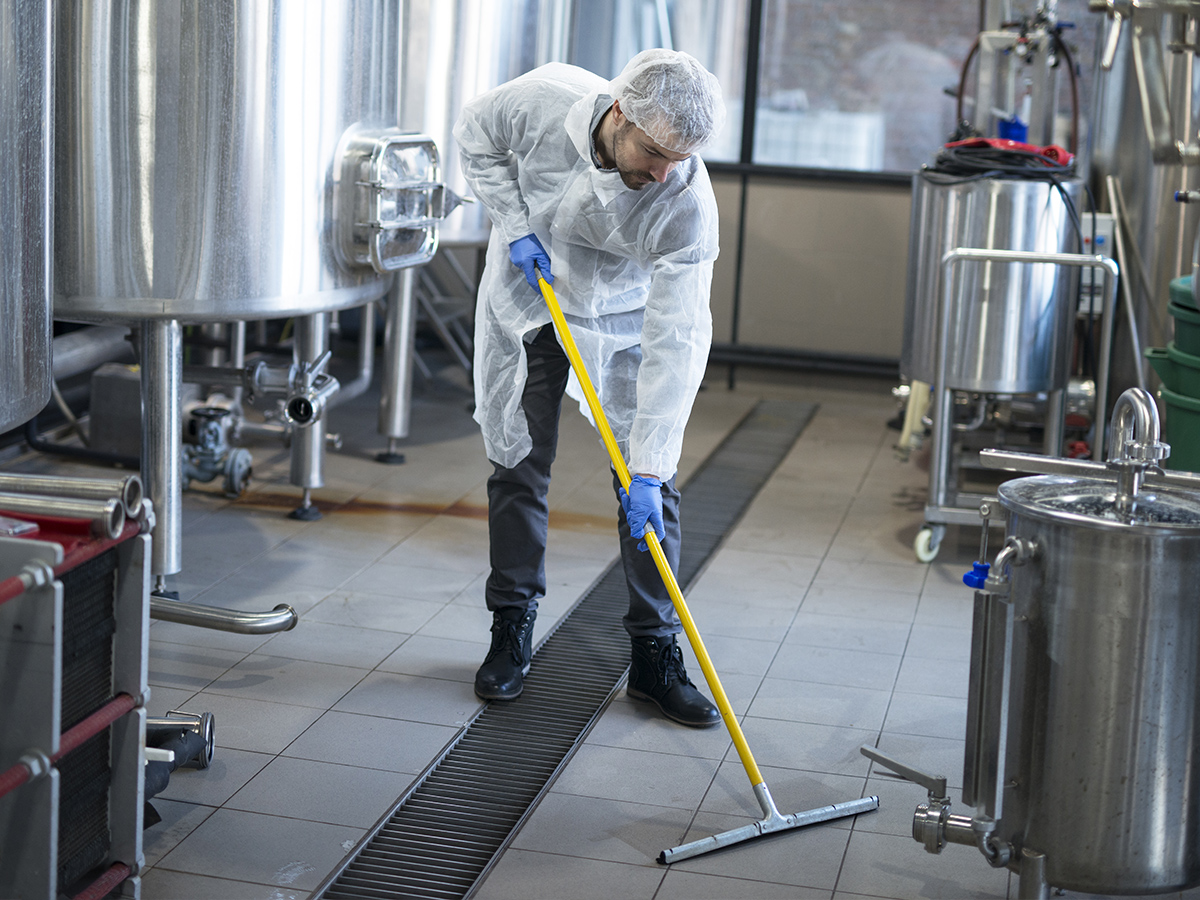 Personal realizando una limpieza profunda en una sala de calderas