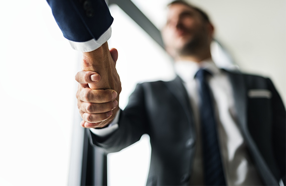 Hombres de negocios mostrando acuerdo con un apretón de manos